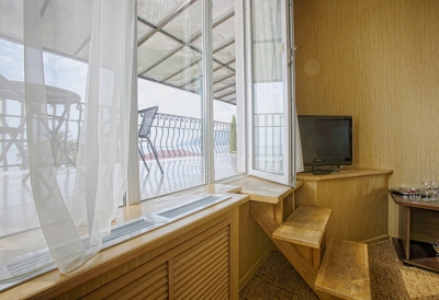 2-местный 2-комнатный номер категории «Полулюкс» с балконом с видом на горы.